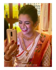Girija Oak Instagram - जरा निवांत, बसून शांत, डोळे भरुनी पहा धनी.... 🎶 @girijaoakgodbole @paithanithefilm #GoshtaEkaPaithanichi #candid #BTS #songshoot #paithani #maanikganesh #GirijaOak #actress #trendingsong #paithanisaree #gayatrriclicks