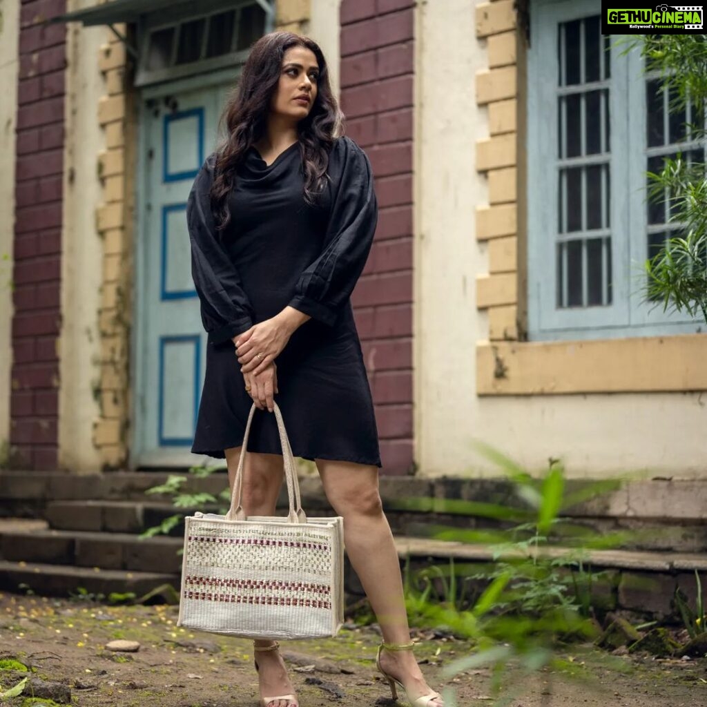 Girija Oak Instagram - Girija Oak Godbole x reCharkha Introducing CHECKS BAG from the Girija x reCharkha Collection! With a special weaving technique used in its Upcycled Handwoven fabric, the Checks Bag is unique in itself. It gives away a chic vibe and your bound to fall in love with the design easily. Check out the brand new Girija x reCharkha Collection only on www.recharkha.org 🔗 Link in bio. Photography: @shailendra_pardeshi Styling: @stylist.chaitalikulkarni HMU : @sheetalpalsande . . #recharkha #girijaoakgodbole #instagram #madeinindia #totebags #slowfashion #sdgs #handmadewithlove #trendingbags #handmadegifts #handcraftedwithlove #totebag #upcyclersofinstagram #shoppingbags  #sustainableliving #designerbags #fashionbloger #sustainablefashion #punebloggersfashion #indianhandicrafts #bloggersofindia   #environmentallyconscious #motherearth #upcycledfashion #consciousfashion