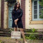 Girija Oak Instagram - Girija Oak Godbole x reCharkha Introducing CHECKS BAG from the Girija x reCharkha Collection! With a special weaving technique used in its Upcycled Handwoven fabric, the Checks Bag is unique in itself. It gives away a chic vibe and your bound to fall in love with the design easily. Check out the brand new Girija x reCharkha Collection only on www.recharkha.org 🔗 Link in bio. Photography: @shailendra_pardeshi Styling: @stylist.chaitalikulkarni HMU : @sheetalpalsande . . #recharkha #girijaoakgodbole #instagram #madeinindia #totebags #slowfashion #sdgs #handmadewithlove #trendingbags #handmadegifts #handcraftedwithlove #totebag #upcyclersofinstagram #shoppingbags  #sustainableliving #designerbags #fashionbloger #sustainablefashion #punebloggersfashion #indianhandicrafts #bloggersofindia   #environmentallyconscious #motherearth #upcycledfashion #consciousfashion