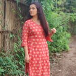 Girija Oak Instagram - Have you watched the new episode of 9to5 season 2? Watch na! It is on YouTube. @alokrajwade is amazing and @pushkarajchirputkar is a darling and also our director🤍 Link in bio😊 . Wearing super comfy cotton clothes from @cottonvillage