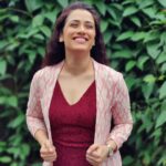 Girija Oak Instagram - The boss woman is back! I missed you Aashika🤍 Wearing this super versatile ikat jacket from @cottonvillage Did you know they now have a store at Waterfield road, Bandra?