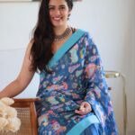 Girija Oak Instagram - @thequirkbox x @jayeshsachdev x @girijaoakgodbole 💙💛🧡♥️ #WearableArt #ArtPrint #IndianRoyalty #saree #sareelove #MoreArtLessFashion #QuirkBox