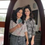 Girija Oak Instagram - 1 or 2? @violinshruti and I in our @thefreshlimesoda shirts.💚💛💚 #sisterlove #mirrorselfie #thefreshlimesoda #cottonshirts #unisexshirts #runningoutofhashtags