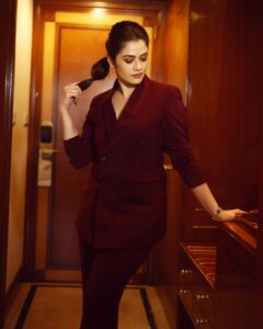 Girija Oak Instagram - Watch me host Maharashtra Times Sanmaan on @colorsmarathi soon :)

Styled by @_vishayend_ 
📷@shruu_t 
HMU @shinejanarthanan