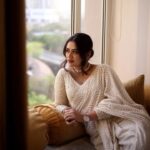 Girija Oak Instagram - Hair and Makeup for Actress @girijaoakgodbole For @loksattalive Tarun Tejaankit puraskar Mua and hair @shinejanarthanan Photographer @shruu_t Stylist @shalmalee_t Assisted by @nadim._.shaikh Jewellary @jayashricollection_official Saree @moresha_sameera_dalvi #mmtimemachine#loksatta #stylist #event #award #awardmakeup #marathicelebrity #marathiactress #hairstyle #updo #sareelook #girijaoakgodbole #host #whitesaree #indianlook #trationlook #marathi #navimumbai #salon #makeupstudio #eventmakeup #celebrity #celebritymakeupartist #celebrityhairstylist ITC Grand Central - A Luxury Collection Hotel