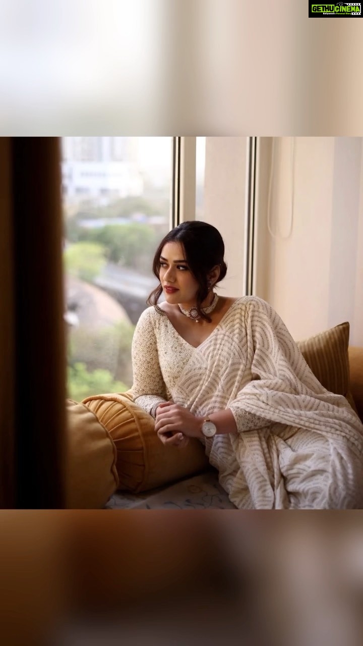 Girija Oak Instagram - Hair and Makeup for Actress @girijaoakgodbole For @loksattalive Tarun Tejaankit puraskar Mua and hair @shinejanarthanan Photographer @shruu_t Stylist @shalmalee_t Assisted by @nadim._.shaikh Jewellary @jayashricollection_official Saree @moresha_sameera_dalvi #mmtimemachine#loksatta #stylist #event #award #awardmakeup #marathicelebrity #marathiactress #hairstyle #updo #sareelook #girijaoakgodbole #host #whitesaree #indianlook #trationlook #marathi #navimumbai #salon #makeupstudio #eventmakeup #celebrity #celebritymakeupartist #celebrityhairstylist ITC Grand Central - A Luxury Collection Hotel