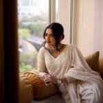 Girija Oak Instagram - 🤍 Ivory Lucknowi Saree by @moresha_sameera_dalvi Jewellery by @jayashricollection_official Styled by @shalmalee_t Assisted by @akshu03_ HMU by @shinejanarthanan of @mmtimemachine ❤️ 📷 @shruu_t For the Loksatta Tarun Tejaankit puraskaar.