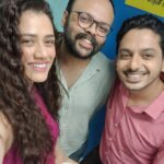Girija Oak Instagram - Have you watched the new episode of 9to5 season 2? Watch na! It is on YouTube. @alokrajwade is amazing and @pushkarajchirputkar is a darling and also our director🤍 Link in bio😊 . Wearing super comfy cotton clothes from @cottonvillage