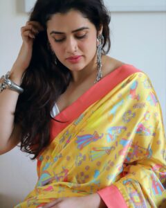Girija Oak Instagram - Before Sunrise. #QuirkRani #SareeLove @thequirkbox x @girijaoakgodbole