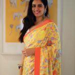 Girija Oak Instagram - @thequirkbox x @jayeshsachdev x @girijaoakgodbole 💙💛🧡♥️ #WearableArt #ArtPrint #IndianRoyalty #saree #sareelove #MoreArtLessFashion #QuirkBox