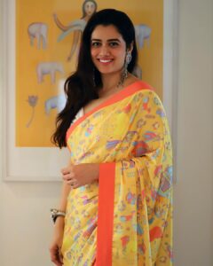 Girija Oak Instagram - @thequirkbox x @jayeshsachdev x @girijaoakgodbole 💙💛🧡♥️ #WearableArt #ArtPrint #IndianRoyalty #saree #sareelove #MoreArtLessFashion #QuirkBox