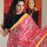 Girija Oak Instagram - @thequirkbox x @jayeshsachdev x @girijaoakgodbole 💙💛🧡♥️ #WearableArt #ArtPrint #IndianRoyalty #saree #sareelove #MoreArtLessFashion #QuirkBox