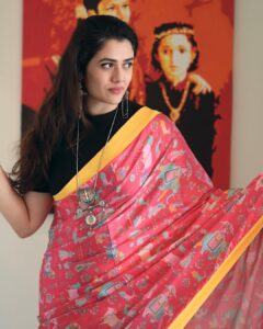 Girija Oak Instagram - @thequirkbox x @jayeshsachdev x @girijaoakgodbole 💙💛🧡♥️ #WearableArt #ArtPrint #IndianRoyalty #saree #sareelove #MoreArtLessFashion #QuirkBox