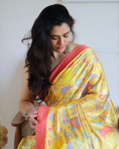 Girija Oak Instagram - @thequirkbox x @jayeshsachdev x @girijaoakgodbole 💙💛🧡♥️ #WearableArt #ArtPrint #IndianRoyalty #saree #sareelove #MoreArtLessFashion #QuirkBox