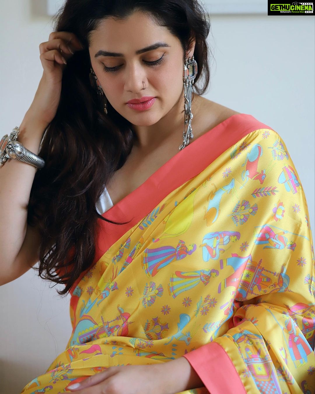 Girija Oak Instagram - @thequirkbox Quirk Rani Saree collection. π§ @girijaoakgodbole π· @jayeshsachdev Styled @priyankaillustrates Print Artwork @quirkboxdesign ππ€ . #saree #sareelove #girijaoakgodbole #girijaoak #marathiactress #sareelovers #sareefashion #sultanate Pune, Maharashtra