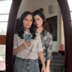 Girija Oak Instagram - 1 or 2? @violinshruti and I in our @thefreshlimesoda shirts.💚💛💚 #sisterlove #mirrorselfie #thefreshlimesoda #cottonshirts #unisexshirts #runningoutofhashtags