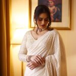 Girija Oak Instagram - 🤍 Ivory Lucknowi Saree by @moresha_sameera_dalvi Jewellery by @jayashricollection_official Styled by @shalmalee_t Assisted by @akshu03_ HMU by @shinejanarthanan of @mmtimemachine ❤️ 📷 @shruu_t For the Loksatta Tarun Tejaankit puraskaar.