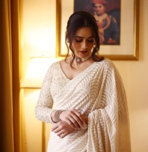 Girija Oak Instagram - 🤍 Ivory Lucknowi Saree by @moresha_sameera_dalvi Jewellery by @jayashricollection_official Styled by @shalmalee_t Assisted by @akshu03_ HMU by @shinejanarthanan of @mmtimemachine ❤️ 📷 @shruu_t For the Loksatta Tarun Tejaankit puraskaar.