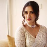 Girija Oak Instagram - 🤍 Ivory Lucknowi Saree by @moresha_sameera_dalvi Jewellery by @jayashricollection_official Styled by @shalmalee_t Assisted by @akshu03_ HMU by @shinejanarthanan of @mmtimemachine ❤️ 📷 @shruu_t For the Loksatta Tarun Tejaankit puraskaar.