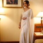 Girija Oak Instagram - 🤍 Ivory Lucknowi Saree by @moresha_sameera_dalvi Jewellery by @jayashricollection_official Styled by @shalmalee_t Assisted by @akshu03_ HMU by @shinejanarthanan of @mmtimemachine ❤️ 📷 @shruu_t For the Loksatta Tarun Tejaankit puraskaar.