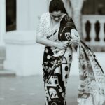 Girija Oak Instagram – Monochrome has my heart.

Styled by @shalmalee_t
For the @loksattalive Tarun Tejaankit puraskar.

Saree and blouse @suta_bombay

Photography @ganesh_theshutterkey
and Hair, makeup @preity_sharma_ ♥️