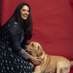Girija Oak Instagram - Special appearance 🐶❤️ Outfit @kalamandir_thane Styled by @shalmalee_t Photography @shailendra_pardeshi (who made my cutie @sakurathegentlelab very comfortable)