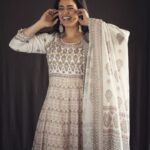 Girija Oak Instagram - 🤍 Styled by @shalmalee_t Outfit @kalamandir_thane Photography @shailendra_pardeshi