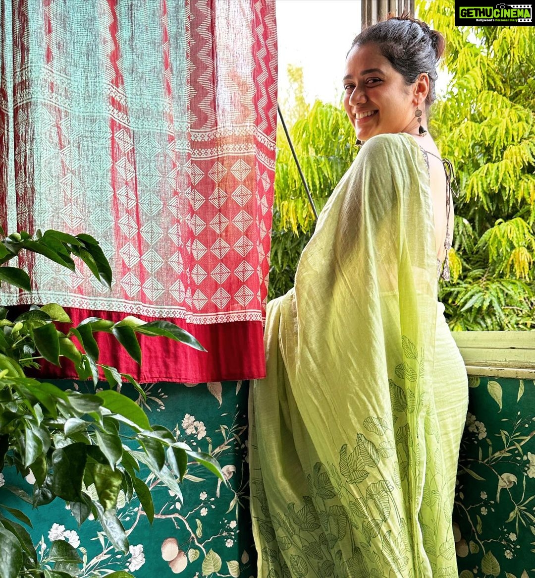 Girija Oak Instagram - π Bringing in my favourite season with my favourite people. Who, besides being absolutely gorgeous women are also my personal cheerleaders, mood enhancers, partners in insanity, ace photographers while holding my pallu for added drama and such posers! π· by @sakheeg and endless giggles courtesy @sayalee_marathe What would I do without you two!? Missing other didis @juililimaye and @waditi π₯Ή Also, wearing this cotton mix saree block printed by none other than @blocksandmore (Akshara meri jaan) #100sareepack (that never ends!) Saree no. 76 #monsoon #monsoonsoon #thankyouforreadingallofmytags