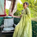 Girija Oak Instagram - 🍀 Bringing in my favourite season with my favourite people. Who, besides being absolutely gorgeous women are also my personal cheerleaders, mood enhancers, partners in insanity, ace photographers while holding my pallu for added drama and such posers! 📷 by @sakheeg and endless giggles courtesy @sayalee_marathe What would I do without you two!? Missing other didis @juililimaye and @waditi 🥹 Also, wearing this cotton mix saree block printed by none other than @blocksandmore (Akshara meri jaan) #100sareepack (that never ends!) Saree no. 76 #monsoon #monsoonsoon #thankyouforreadingallofmytags