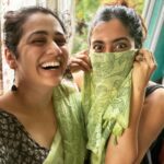 Girija Oak Instagram - 🍀 Bringing in my favourite season with my favourite people. Who, besides being absolutely gorgeous women are also my personal cheerleaders, mood enhancers, partners in insanity, ace photographers while holding my pallu for added drama and such posers! 📷 by @sakheeg and endless giggles courtesy @sayalee_marathe What would I do without you two!? Missing other didis @juililimaye and @waditi 🥹 Also, wearing this cotton mix saree block printed by none other than @blocksandmore (Akshara meri jaan) #100sareepack (that never ends!) Saree no. 76 #monsoon #monsoonsoon #thankyouforreadingallofmytags