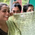 Girija Oak Instagram - 🍀 Bringing in my favourite season with my favourite people. Who, besides being absolutely gorgeous women are also my personal cheerleaders, mood enhancers, partners in insanity, ace photographers while holding my pallu for added drama and such posers! 📷 by @sakheeg and endless giggles courtesy @sayalee_marathe What would I do without you two!? Missing other didis @juililimaye and @waditi 🥹 Also, wearing this cotton mix saree block printed by none other than @blocksandmore (Akshara meri jaan) #100sareepack (that never ends!) Saree no. 76 #monsoon #monsoonsoon #thankyouforreadingallofmytags