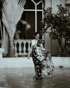 Girija Oak Instagram - Monochrome has my heart.

Styled by @shalmalee_t
For the @loksattalive Tarun Tejaankit puraskar.

Saree and blouse @suta_bombay

Photography @ganesh_theshutterkey
and Hair, makeup @preity_sharma_ ♥️