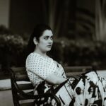 Girija Oak Instagram – Monochrome has my heart.

Styled by @shalmalee_t
For the @loksattalive Tarun Tejaankit puraskar.

Saree and blouse @suta_bombay

Photography @ganesh_theshutterkey
and Hair, makeup @preity_sharma_ ♥️