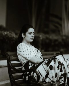 Girija Oak Instagram - Monochrome has my heart.

Styled by @shalmalee_t
For the @loksattalive Tarun Tejaankit puraskar.

Saree and blouse @suta_bombay

Photography @ganesh_theshutterkey
and Hair, makeup @preity_sharma_ ♥️