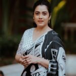 Girija Oak Instagram – Monochrome has my heart.

Styled by @shalmalee_t
For the @loksattalive Tarun Tejaankit puraskar.

Saree and blouse @suta_bombay

Photography @ganesh_theshutterkey
and Hair, makeup @preity_sharma_ ♥️