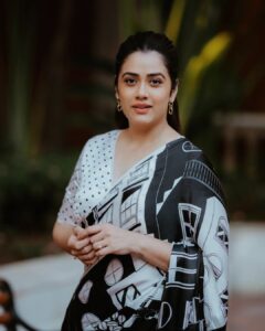 Girija Oak Instagram - Monochrome has my heart. Styled by @shalmalee_t For the @loksattalive Tarun Tejaankit puraskar. Saree and blouse @suta_bombay Photography @ganesh_theshutterkey and Hair, makeup @preity_sharma_ ♥️