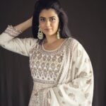 Girija Oak Instagram - 🤍 Styled by @shalmalee_t Outfit @kalamandir_thane Photography @shailendra_pardeshi