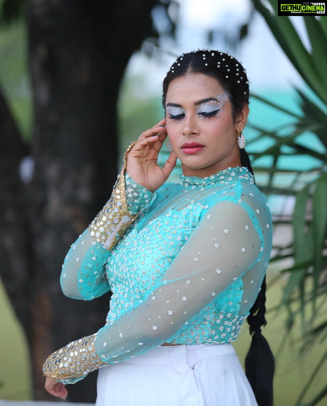 Hari Teja Instagram - Am I a peacock or I am the peacock? Well…. I danced like a peacock ❤️🙈 Don’t miss Dance India Dance today at 9pm… only on @zeetelugu ❤️ Kudos to the whole team 🙏Pc: @paulino_pictures ❤️