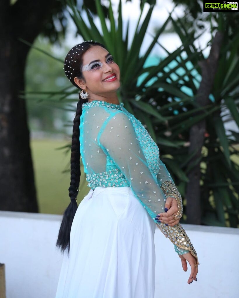 Hari Teja Instagram - Am I a peacock or I am the peacock? Well…. I danced like a peacock ❤🙈 Don’t miss Dance India Dance today at 9pm… only on @zeetelugu ❤ Kudos to the whole team 🙏Pc: @paulino_pictures ❤