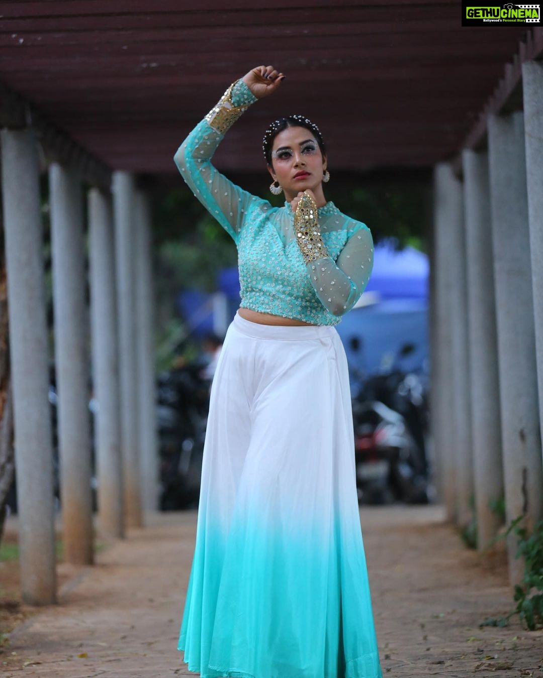 Hari Teja Instagram - Am I a peacock or I am the peacock? Well…. I danced like a peacock ❤️🙈 Don’t miss Dance India Dance today at 9pm… only on @zeetelugu ❤️ Kudos to the whole team 🙏Pc: @paulino_pictures ❤️