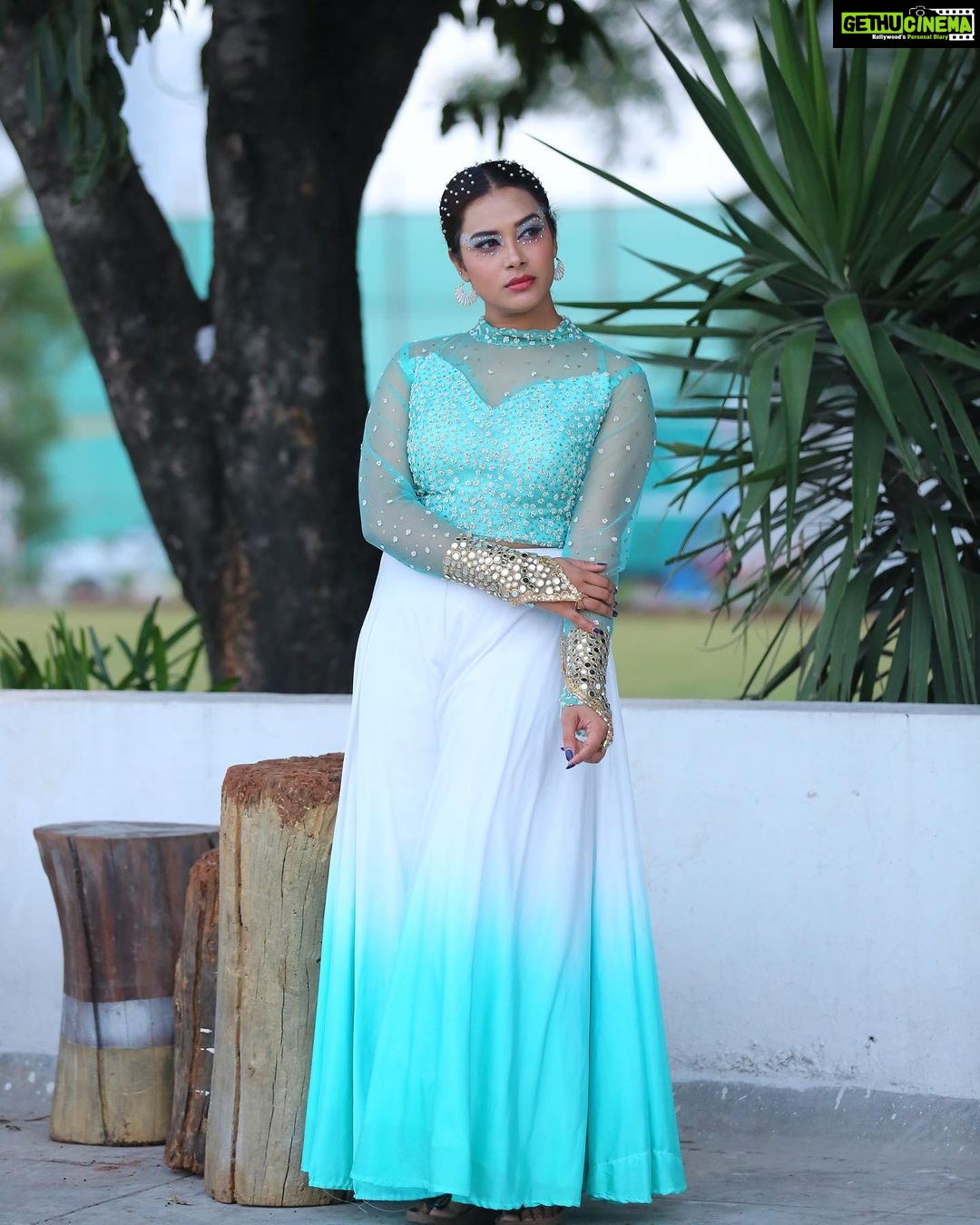Hari Teja Instagram - Am I a peacock or I am the peacock? Well…. I danced like a peacock ❤️🙈 Don’t miss Dance India Dance today at 9pm… only on @zeetelugu ❤️ Kudos to the whole team 🙏Pc: @paulino_pictures ❤️