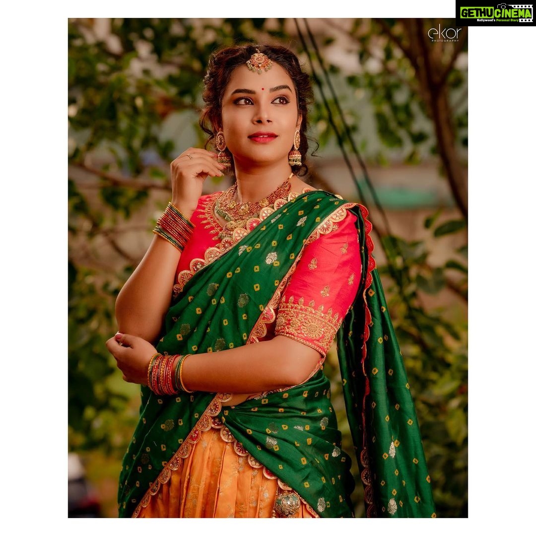 Hari Teja Instagram - Andariki Vinayaka chaviti Subhakanshalu🙏 wearing: @labelvishwa Jewellery: @bcos_its_silver Styled by : @hemamanohar1 PC: @ekorphotography ❤️ #festivevibes #langavoni #shootlife #traditional #love #peace #happiness ❤️