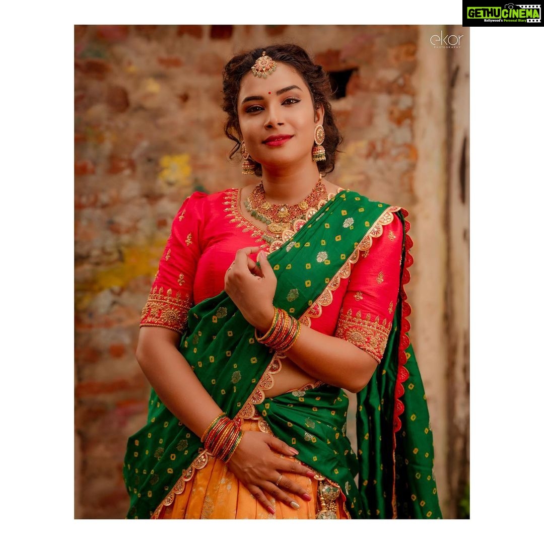 Hari Teja Instagram - Andariki Vinayaka chaviti Subhakanshalu🙏 wearing: @labelvishwa Jewellery: @bcos_its_silver Styled by : @hemamanohar1 PC: @ekorphotography ❤️ #festivevibes #langavoni #shootlife #traditional #love #peace #happiness ❤️