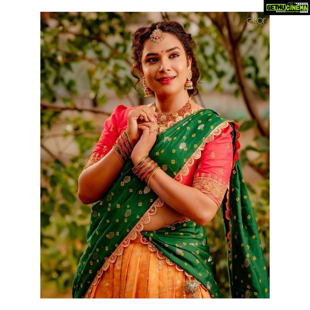 Hari Teja Instagram - Andariki Vinayaka chaviti Subhakanshalu🙏 wearing: @labelvishwa Jewellery: @bcos_its_silver Styled by : @hemamanohar1 PC: @ekorphotography ❤️ #festivevibes #langavoni #shootlife #traditional #love #peace #happiness ❤️