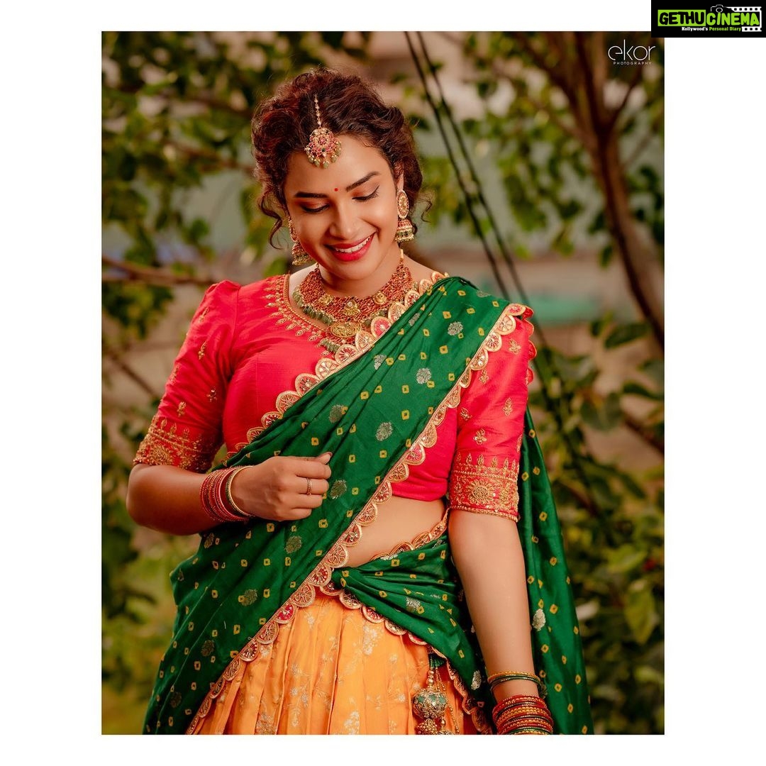 Hari Teja Instagram - Andariki Vinayaka chaviti Subhakanshalu🙏 wearing: @labelvishwa Jewellery: @bcos_its_silver Styled by : @hemamanohar1 PC: @ekorphotography ❤️ #festivevibes #langavoni #shootlife #traditional #love #peace #happiness ❤️