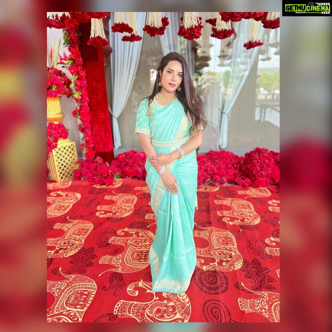 Hari Teja Instagram - Jaipur dairies ❤️ #weddingsaagha #santosh&amogha #saree #love #traditional #happiness #freindswedding #udaipur Thank u @shriyanibyvaishnavi for this lovely saree💙💙