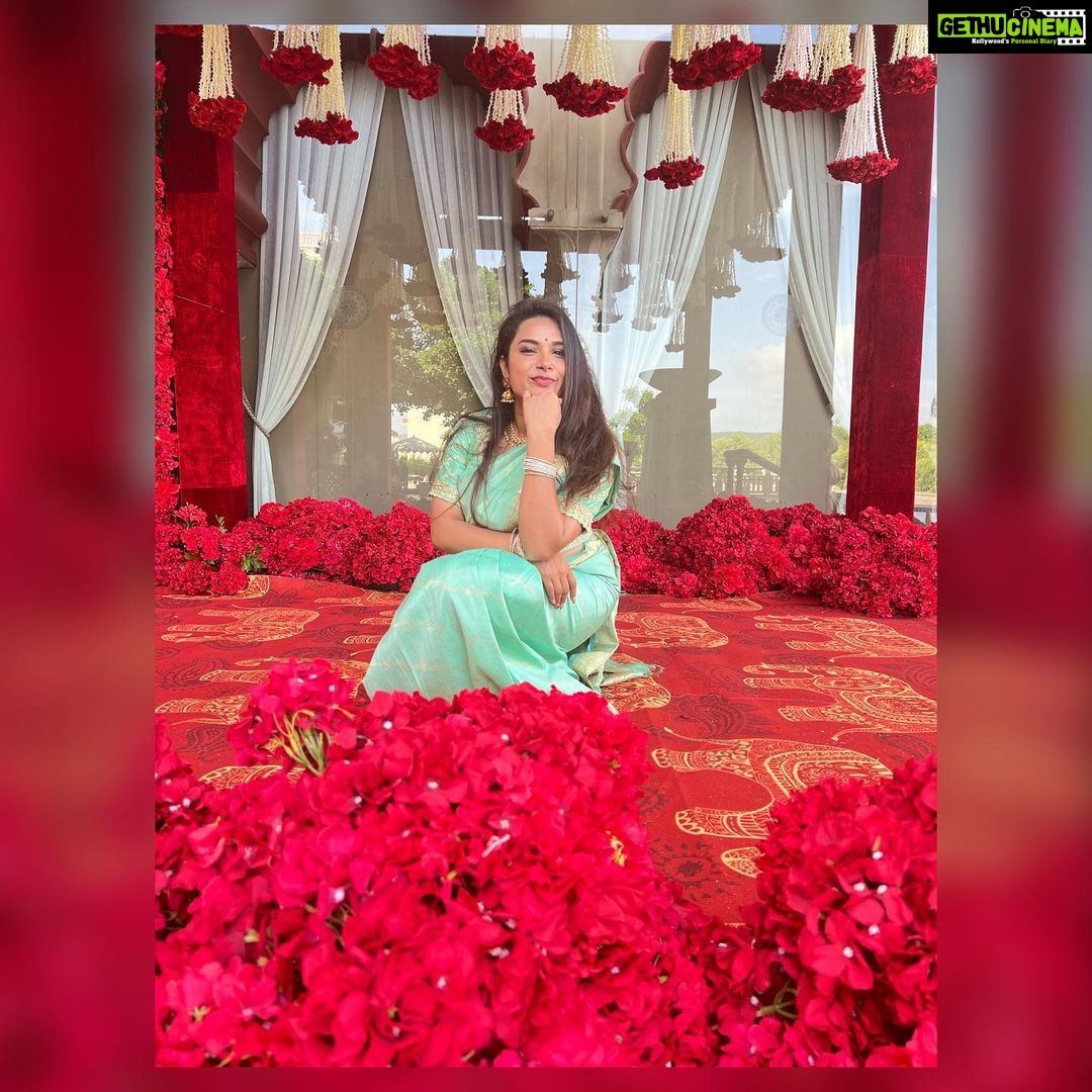 Hari Teja Instagram - Jaipur dairies ❤️ #weddingsaagha #santosh&amogha #saree #love #traditional #happiness #freindswedding #udaipur Thank u @shriyanibyvaishnavi for this lovely saree💙💙