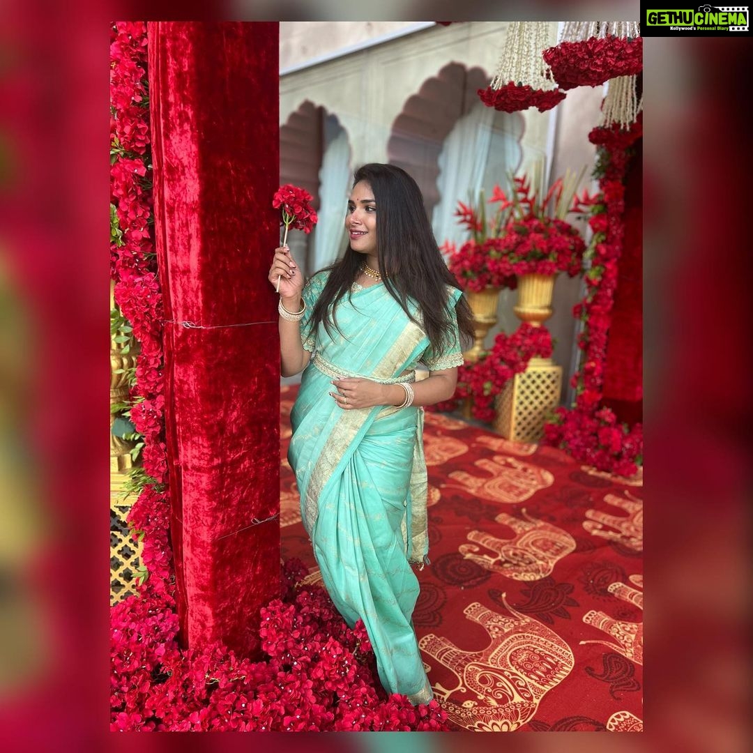 Hari Teja Instagram - Jaipur dairies ❤️ #weddingsaagha #santosh&amogha #saree #love #traditional #happiness #freindswedding #udaipur Thank u @shriyanibyvaishnavi for this lovely saree💙💙