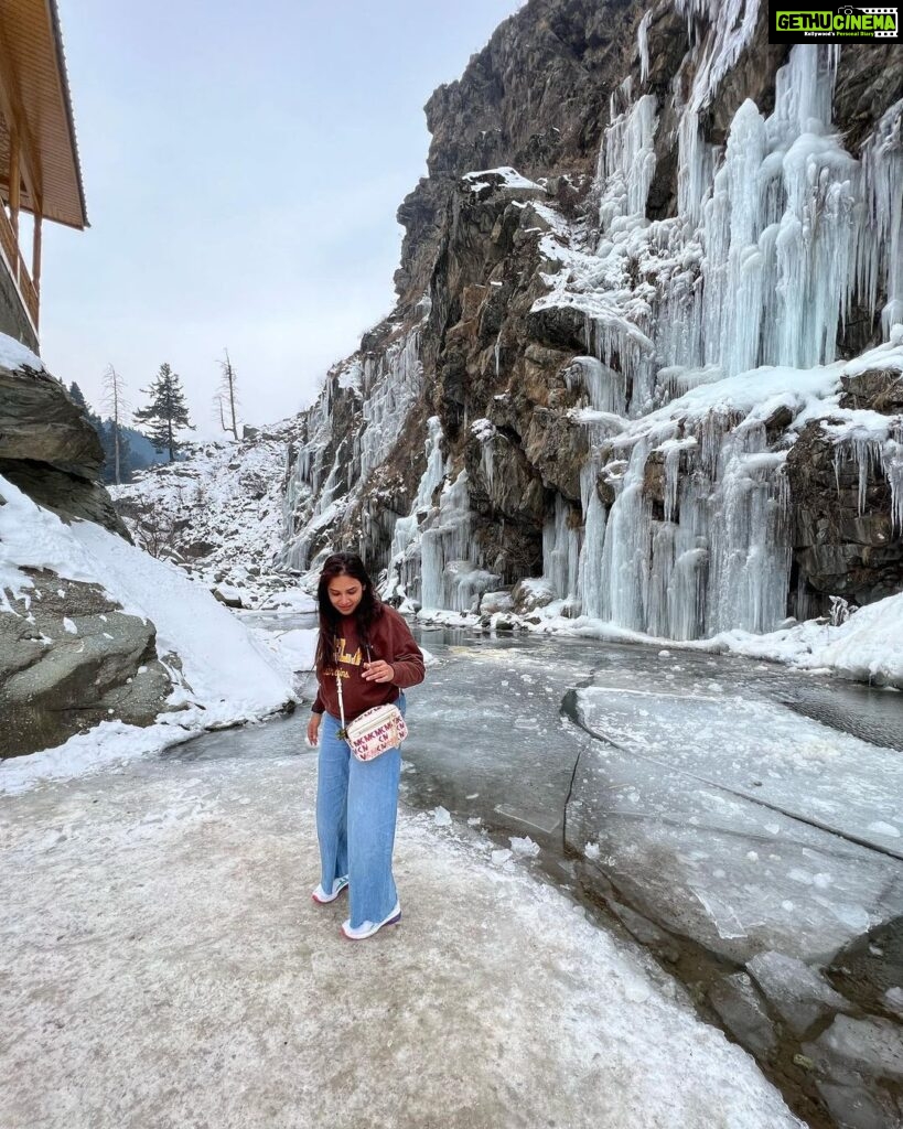 Hari Teja Instagram - Loved this beauty totally ❤ most gorgeous waterfall I’ve ever seen… #kashmirlovers #drungwaterfall #naturelovers #peace #happiness ❤ Drung