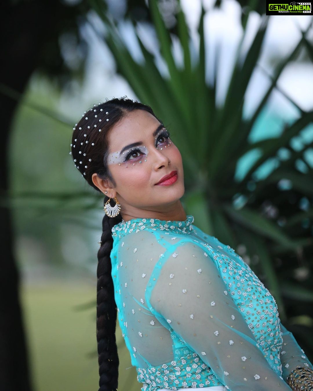 Hari Teja Instagram - Am I a peacock or I am the peacock? Well…. I danced like a peacock ❤️🙈 Don’t miss Dance India Dance today at 9pm… only on @zeetelugu ❤️ Kudos to the whole team 🙏Pc: @paulino_pictures ❤️
